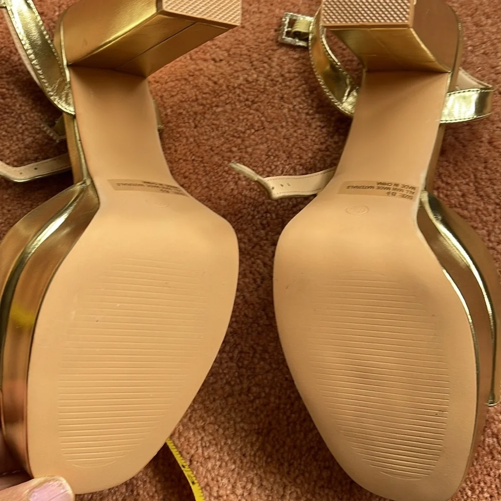 Lulus gold dressy /wedding shoes almost new - Picture 10 of 17